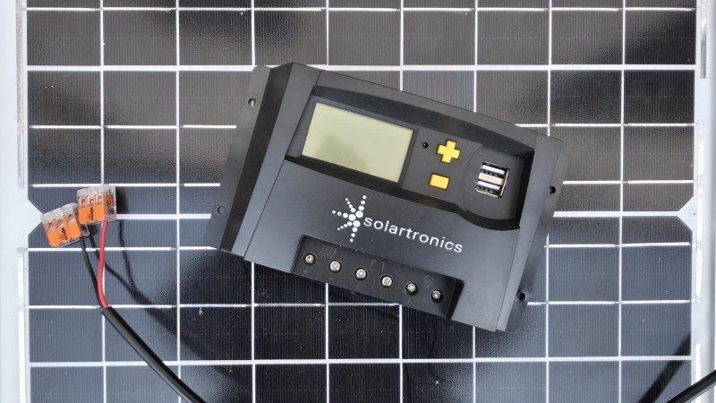 Reparatur einer Camper-Solaranlage auf dem Dach