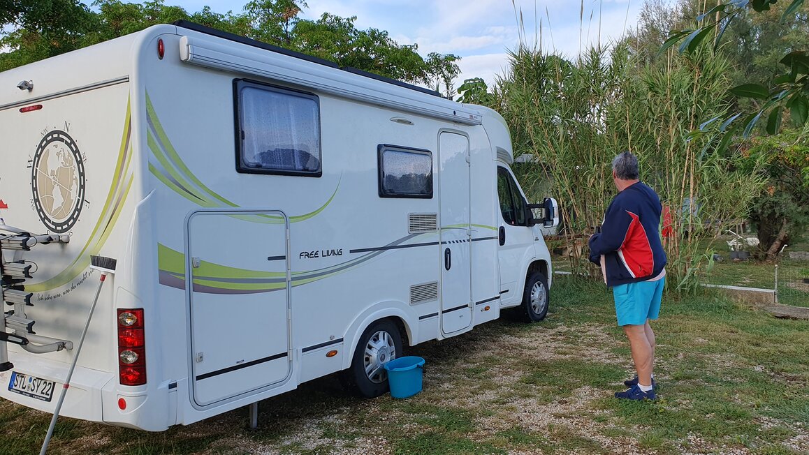 Camperfenster mit sichtbarer Dichtung
