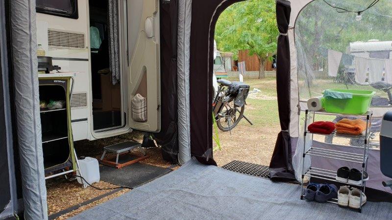 Werkzeug an einem Caravanfenster mit Dichtung